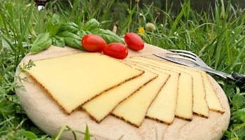 Rückholzer Tomate-Basilikum-Käse in Scheiben