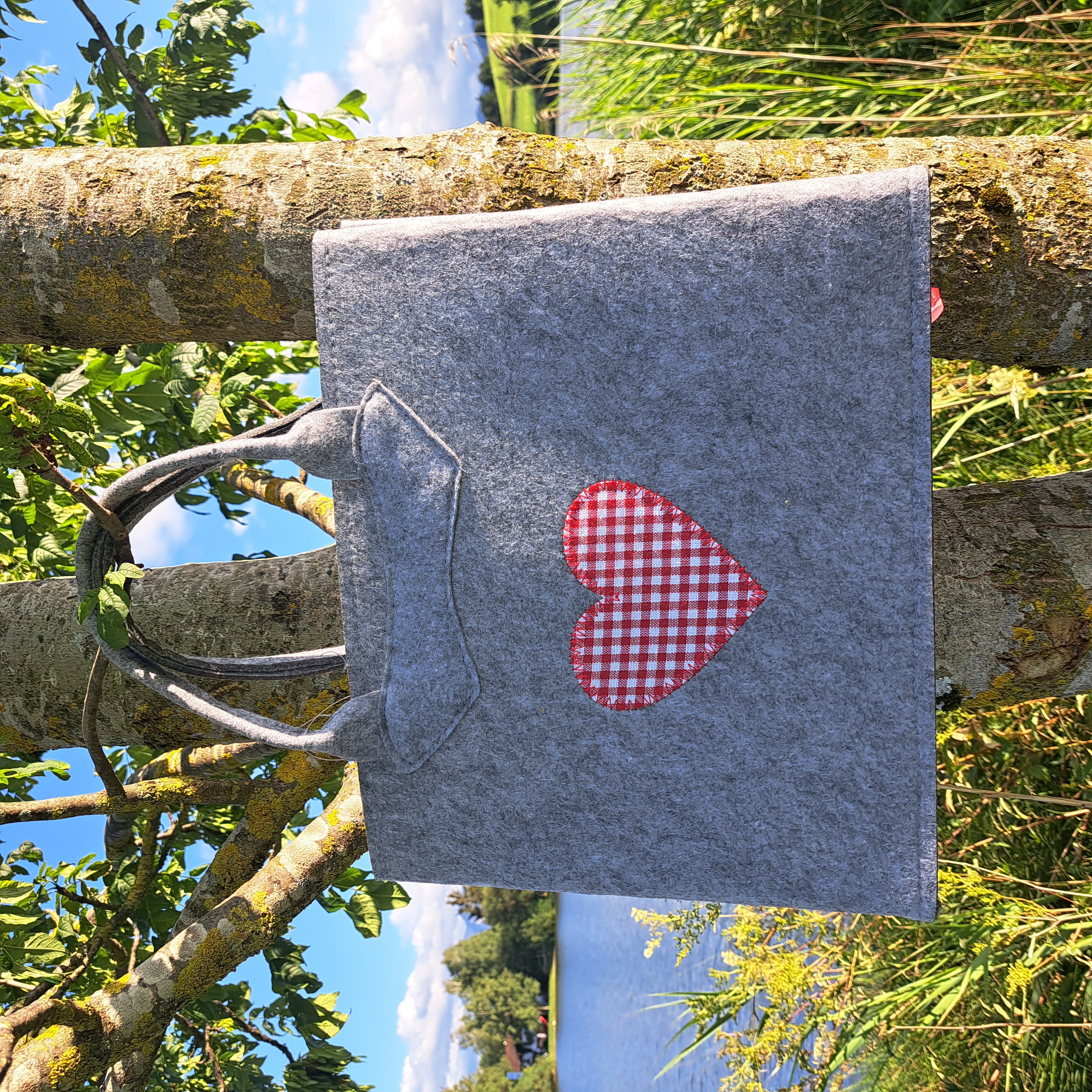 Filztasche hellgrau Herz rotkariert