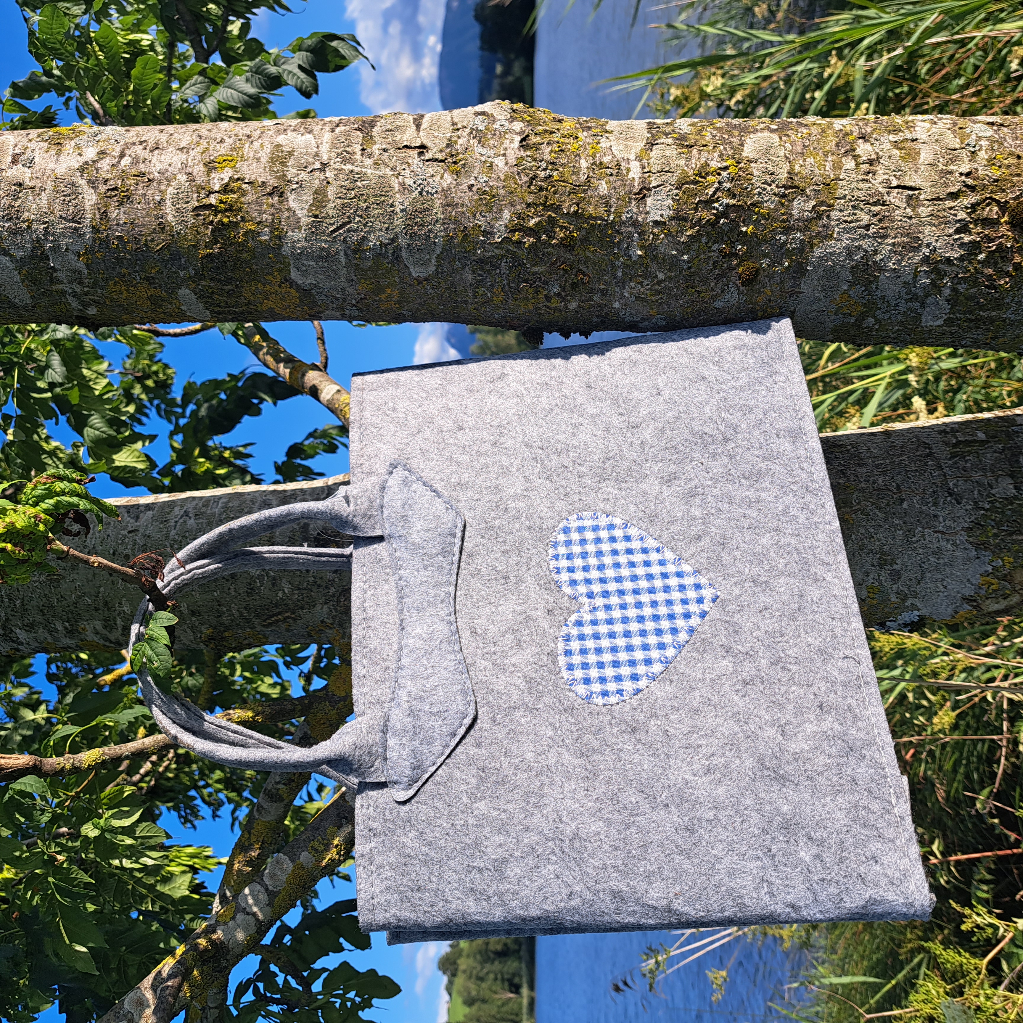 Filztasche hellgrau Herz blaukariert