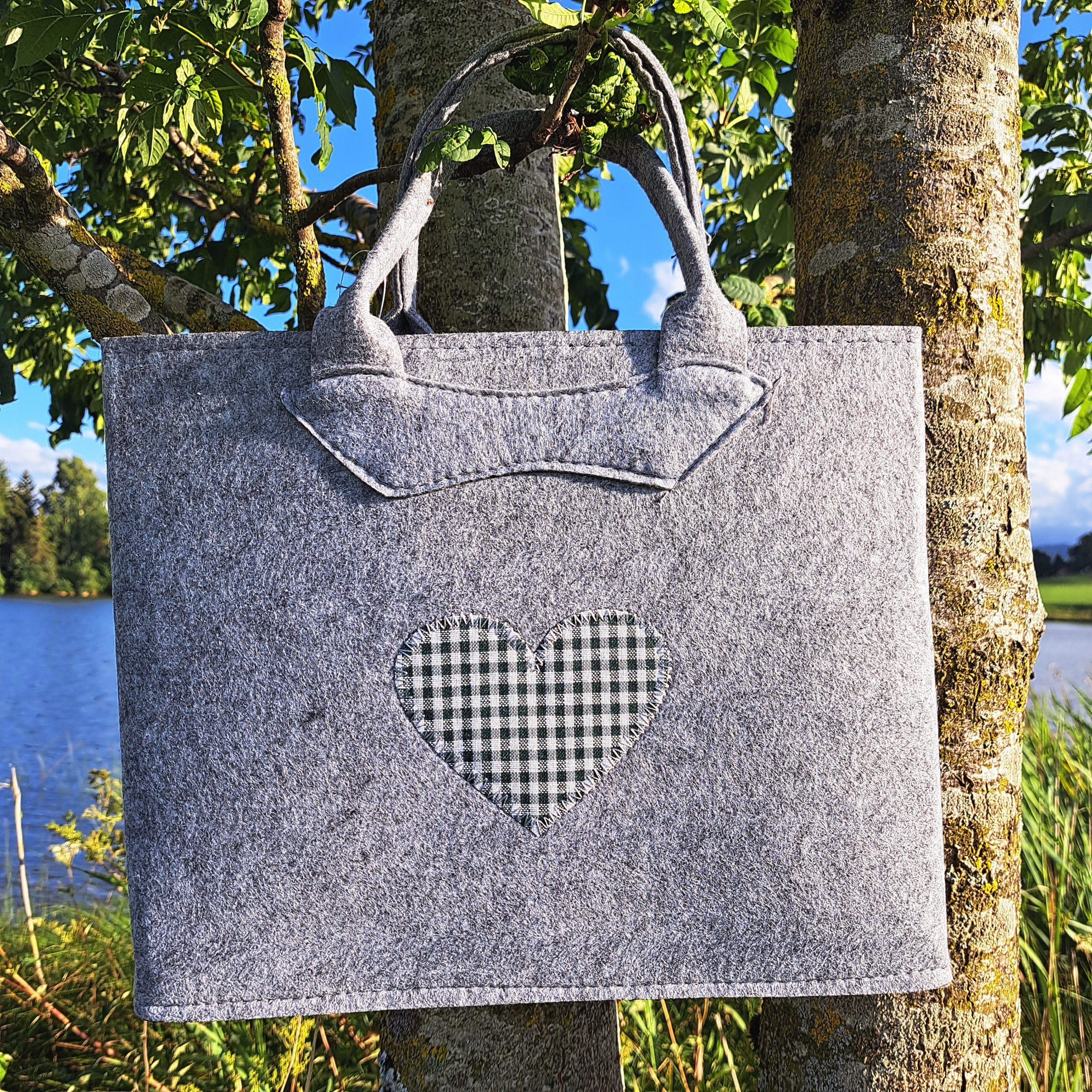 Filztasche hellgrau Herz grünkariert